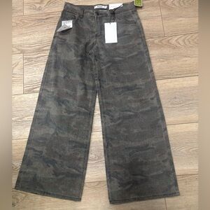 Refrain. Camouflage Wide-Leg Jeans. Size 7/28